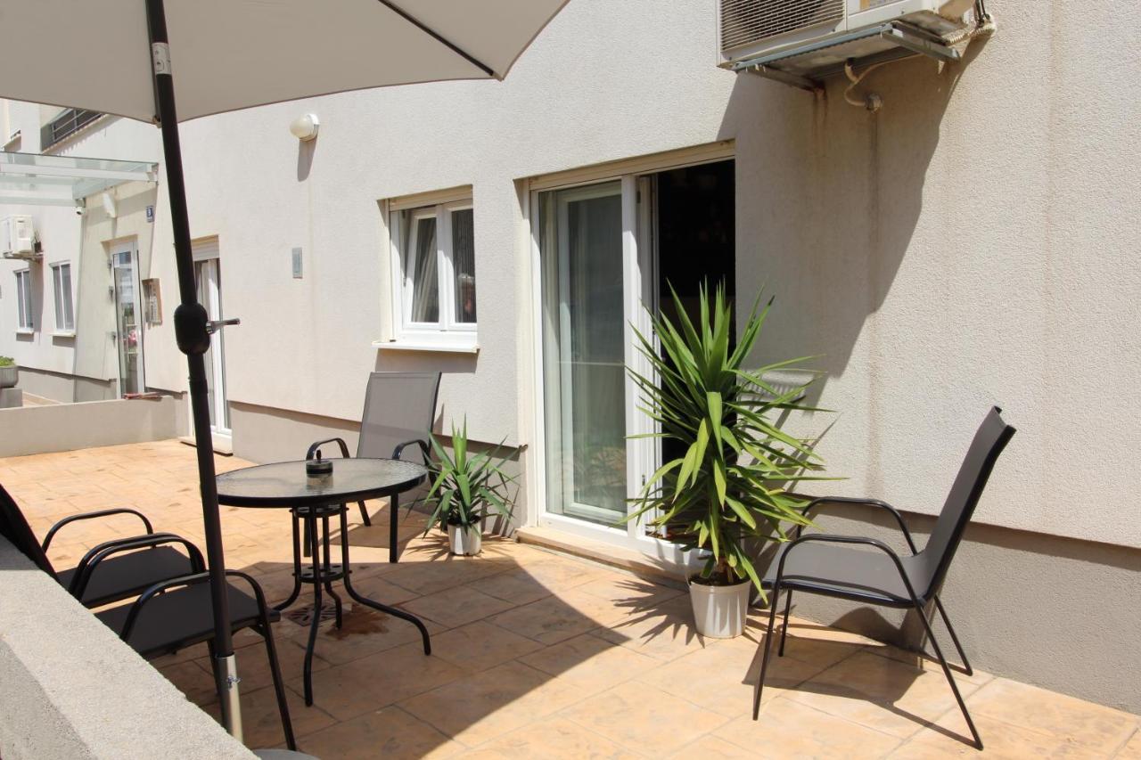 Macadamia Apartment With Garage Parking Split Exterior photo